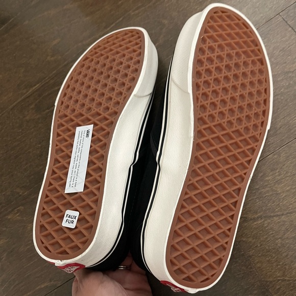 NWB Vans Classic Slip On Sherpa Sneakers - Picture 2 of 3
